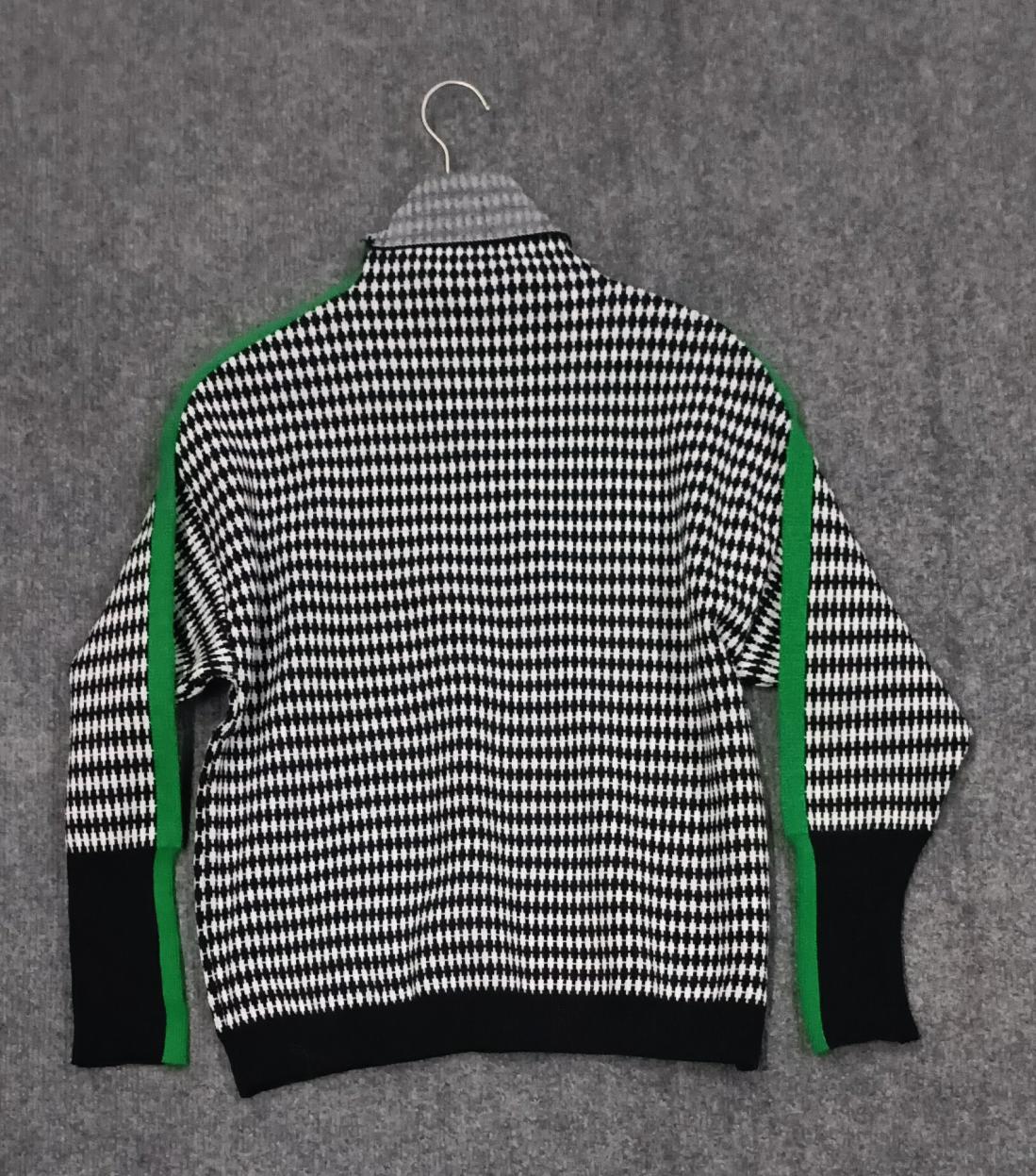 Pull Vert Rayé avec Motif à Carreaux Noir et Blanc